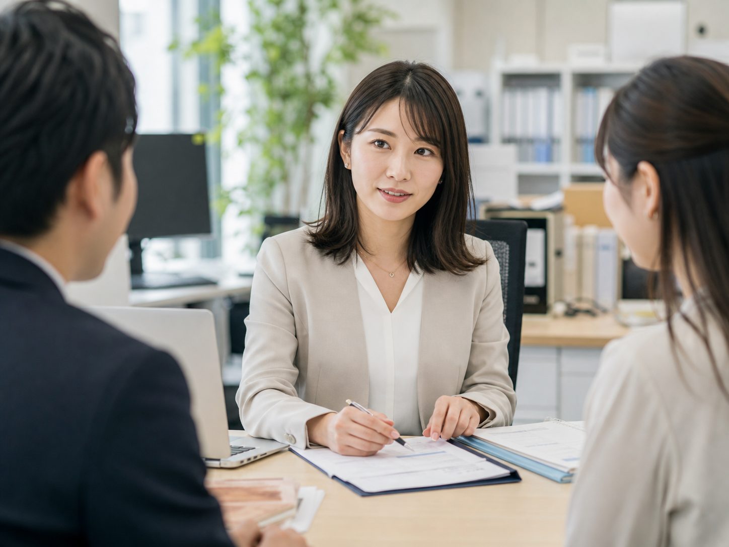 30代 総務・人事担当が従業員の問い合わせに対応している