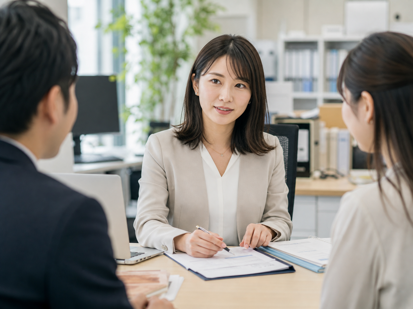 30代 総務・人事担当が従業員の問い合わせに対応している